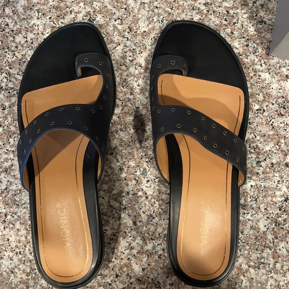 Brand new, Vionic 9M sandals